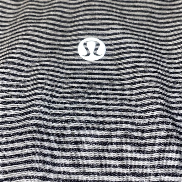 Lululemon scoop neck tee with pocket - Picture 4 of 4